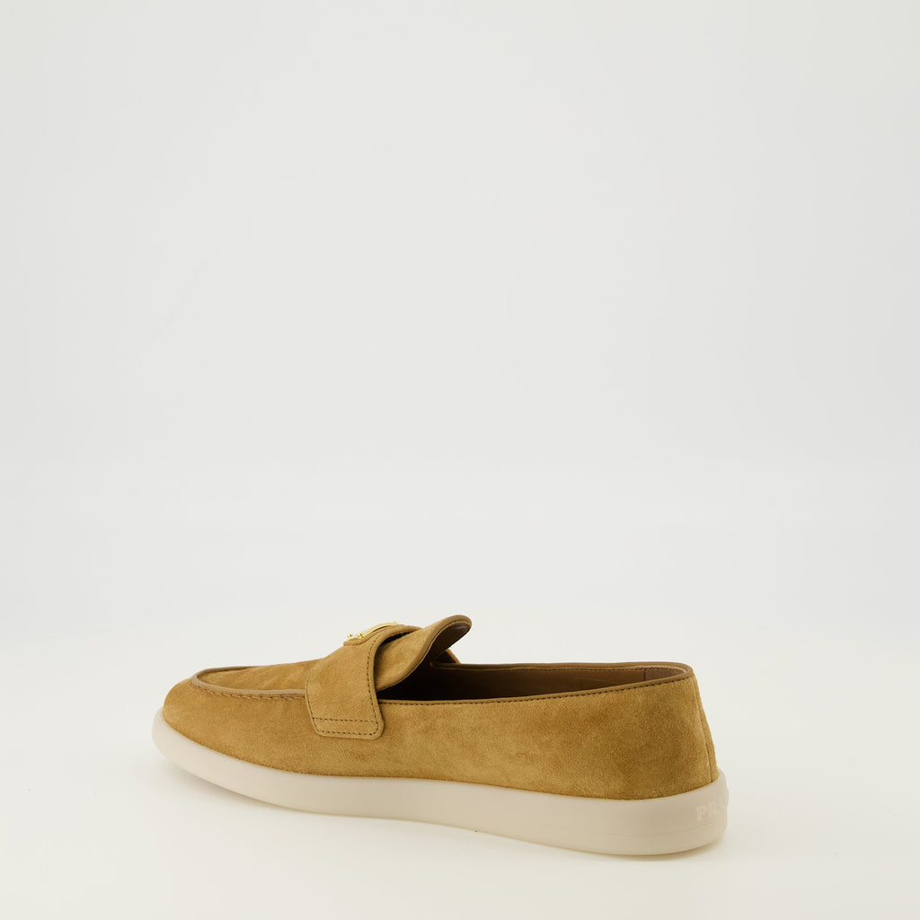 プラダの女性用スエードレザーのモカシンの画像 - シーズン春夏2026 - 後右三分の一ビュー