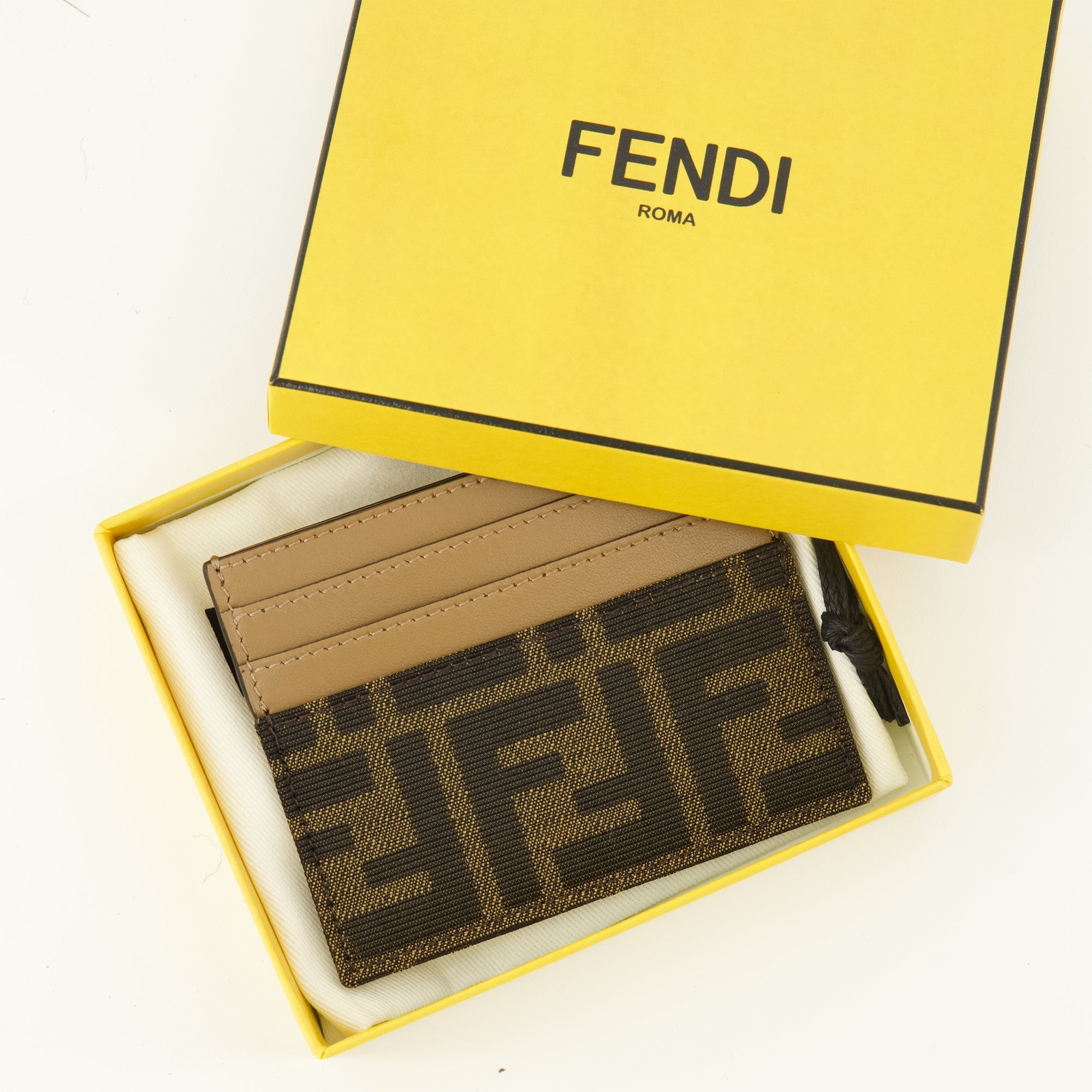 Image of Baguette Brown Card Holder by Fendi for Women - Season Spring-Summer 2026 - Detail View 2