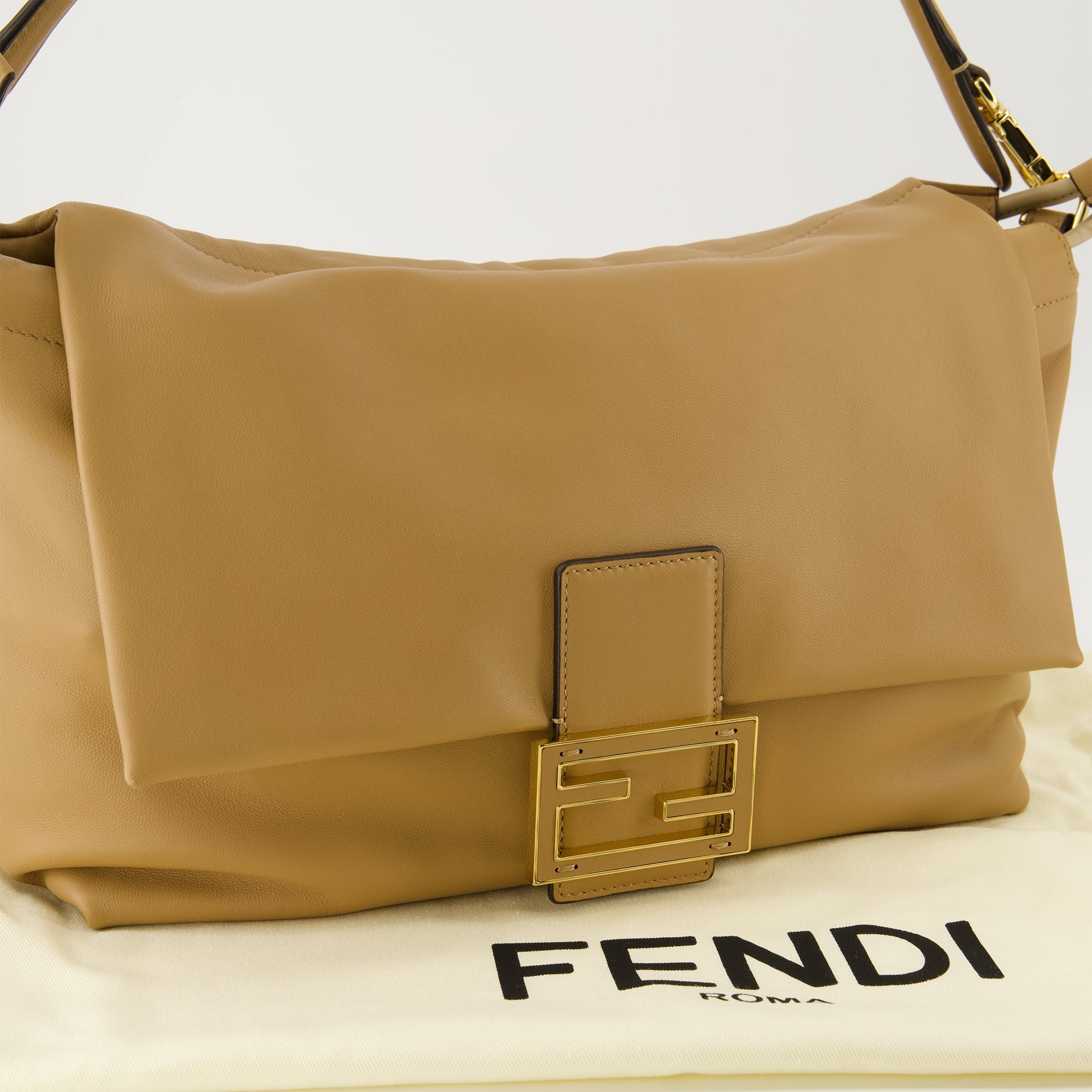 Image of Mamma Baguette Large by Fendi for Women - Season Spring-Summer 2026 - Detail View 1