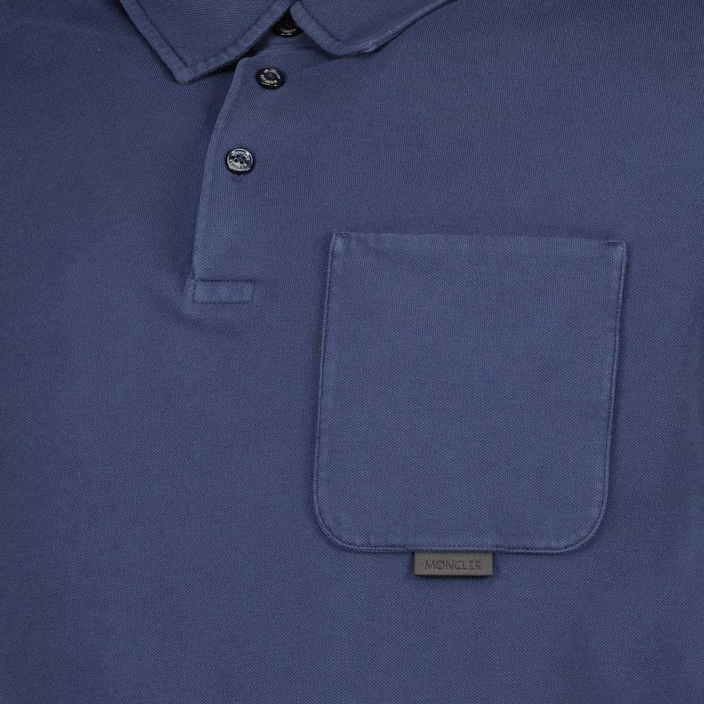 Bild des marineblauen Piqué Baumwollpolos von Moncler für Herren - Saison Frühling-Sommer 2026 - Detailansicht 1