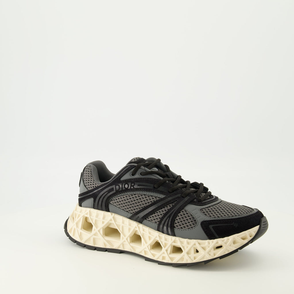 Immagine delle sneakers grigie B35 di Dior per uomini - Stagione Primavera-Estate 2026 - Vista frontale destra in tre quarti