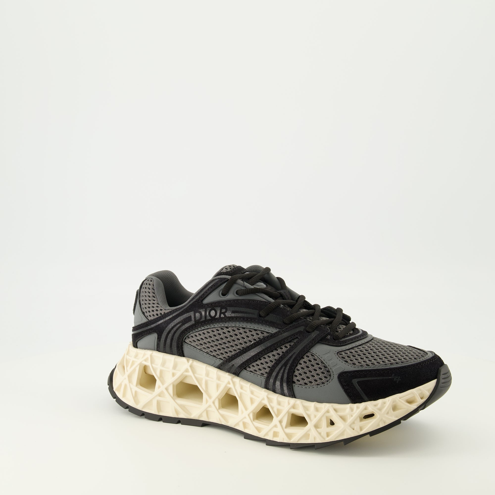 Immagine delle sneakers grigie B35 di Dior per uomini - Stagione Primavera-Estate 2026 - Vista frontale destra in tre quarti