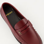 Bild der Bordeaux-Mokassins von Saint Laurent für Damen - Saison Herbst-Winter 2025 - Detailansicht von oben