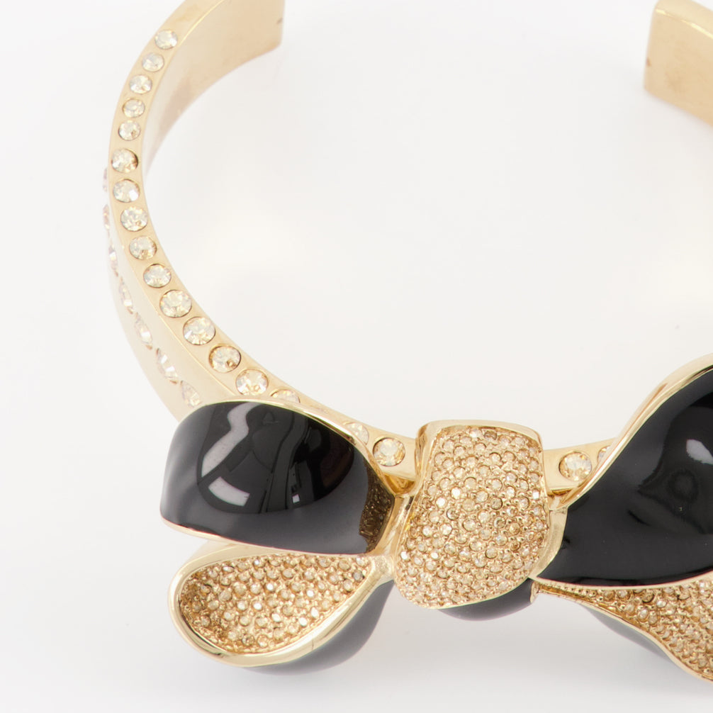 - Gold knot bracelet
- Luxury women's jewelry
- Elegant black bracelet
- Designer accessory
- High-end women's bracelet