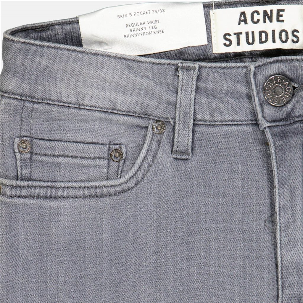 Image de pantalons en denim par Acne Jeans pour hommes - Saison Automne-Hiver 2013 - Détail 1
