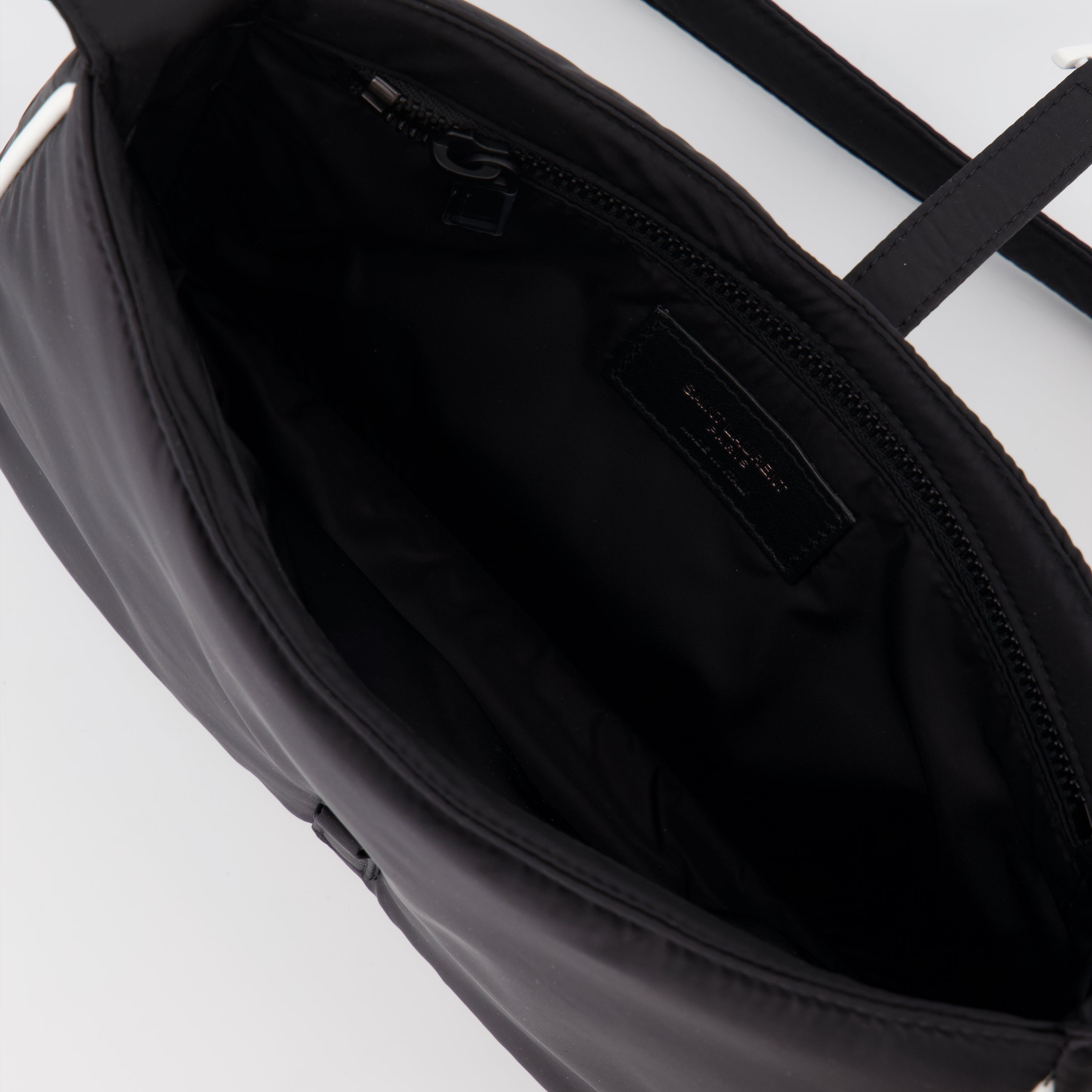 Imagen de la bolsa de nylon Le 5 à 7 de Saint Laurent para hombres - Temporada Primavera-Verano 2023 - Vista de detalle 8