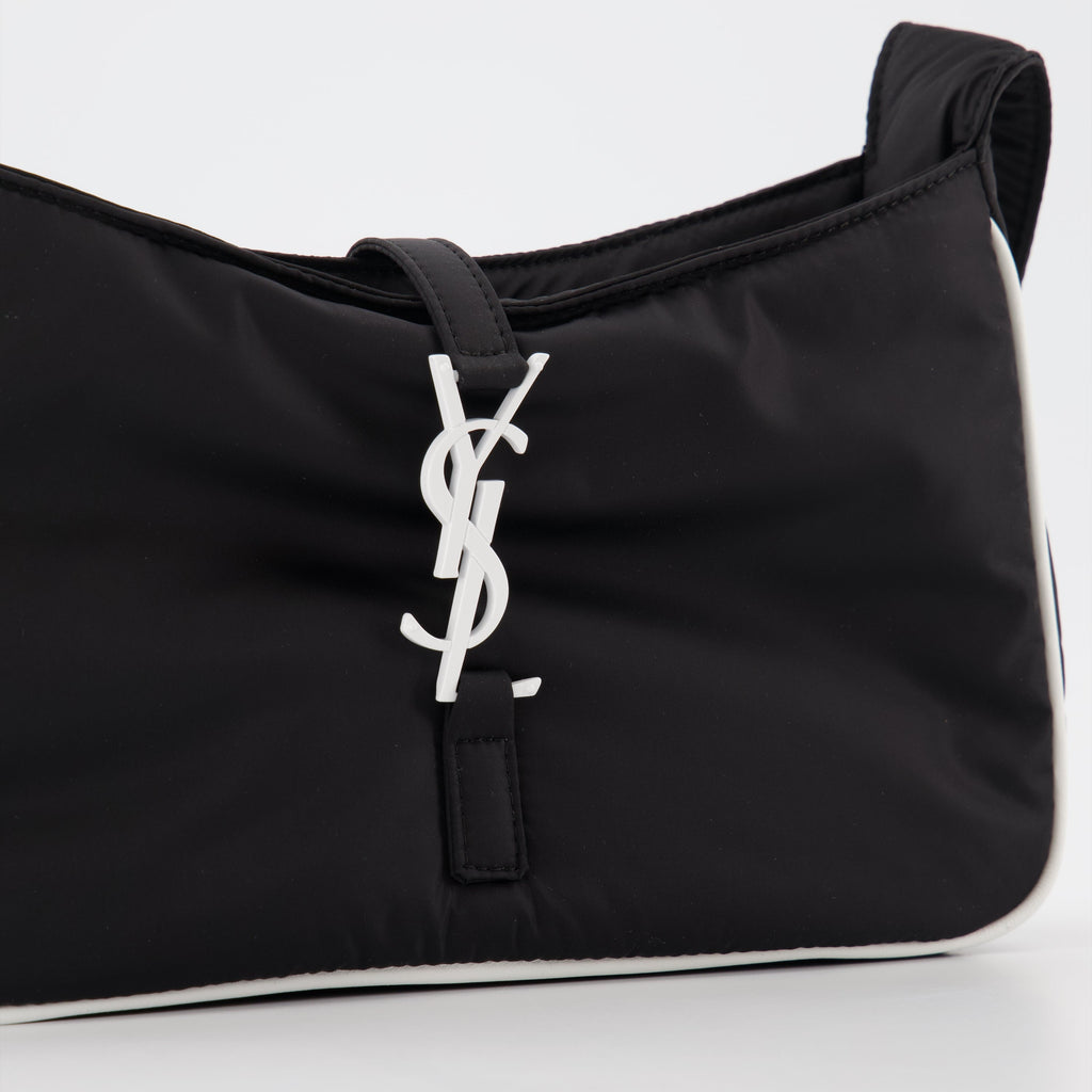 Imagen de la bolsa de nylon Le 5 à 7 de Saint Laurent para hombres - Temporada Primavera-Verano 2023 - Vista de detalle 5