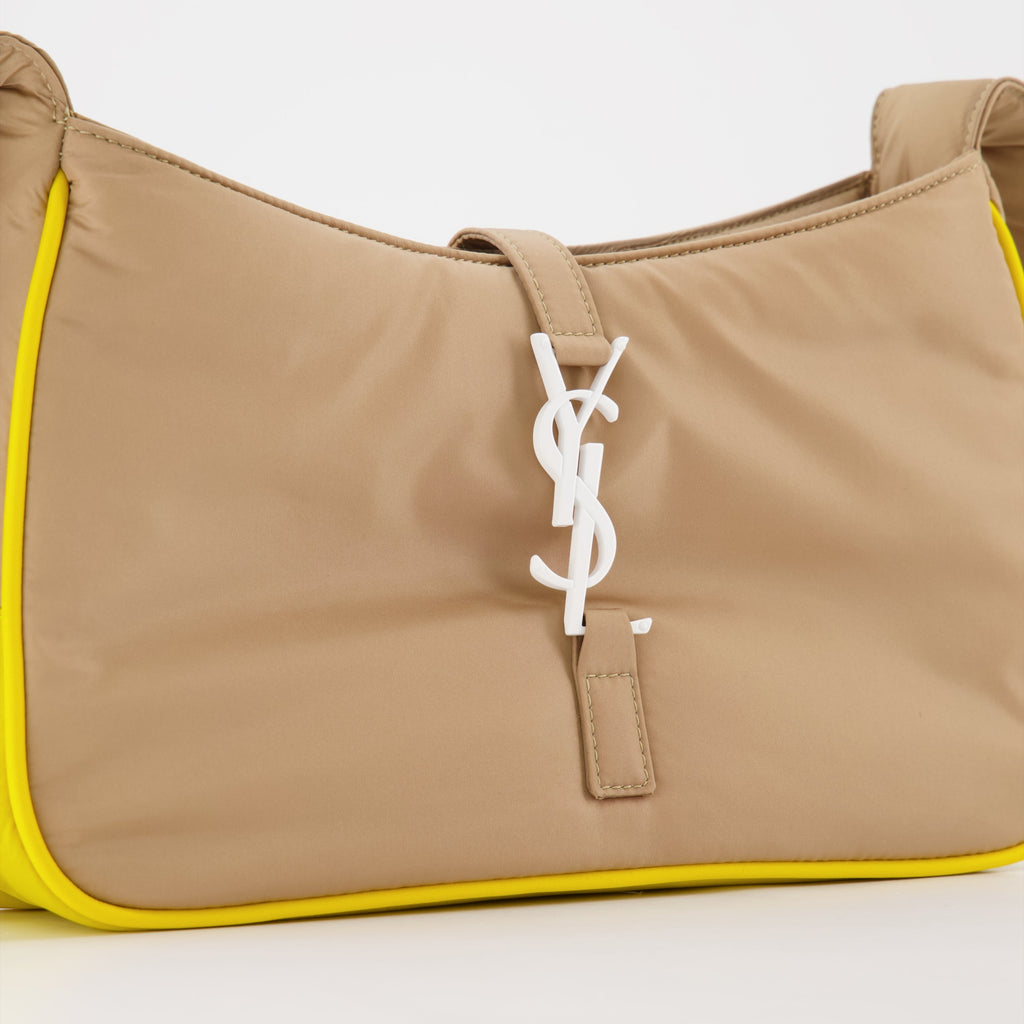 サン・ローランによる男性用ナイロンバッグ「Le 5 à 7」の画像 - 2023年春夏シーズン - 詳細画像1