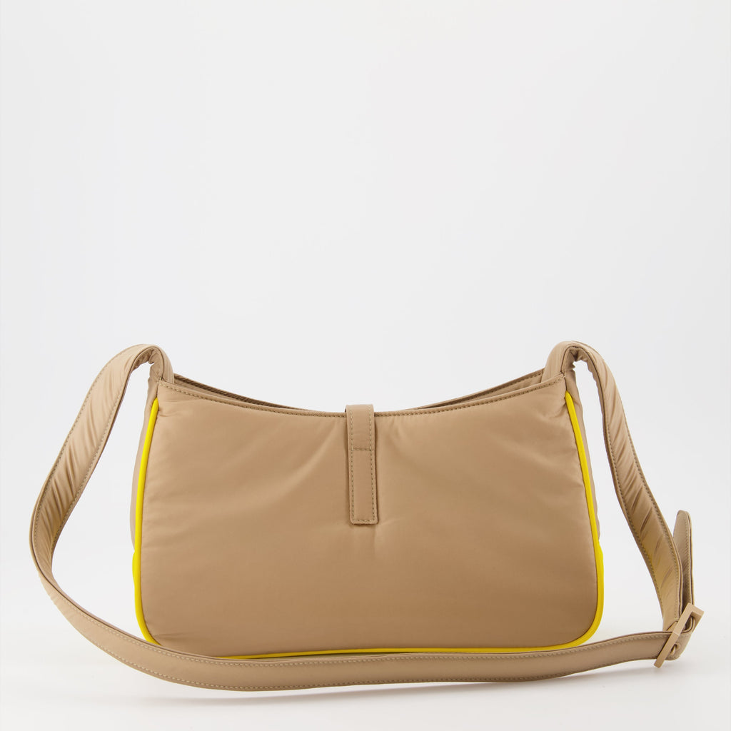 サン・ローランによる男性用ナイロンバッグ「Le 5 à 7」の画像 - 2023年春夏シーズン - 背面ビュー