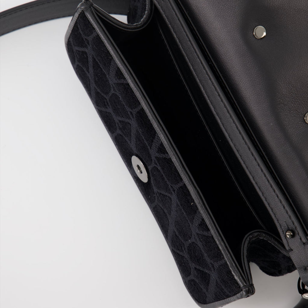 발렌티노 가라바니의 미니 로코 백 (남성) 이미지 - 2023 봄-여름 시즌 - 세부 사항 보기 9