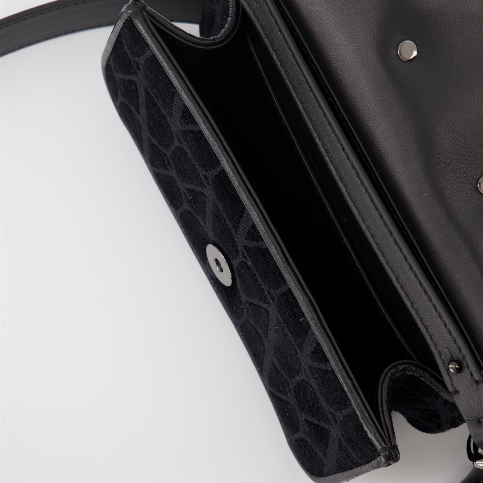 발렌티노 가라바니의 미니 로코 백 (남성) 이미지 - 2023 봄-여름 시즌 - 세부 사항 보기 9