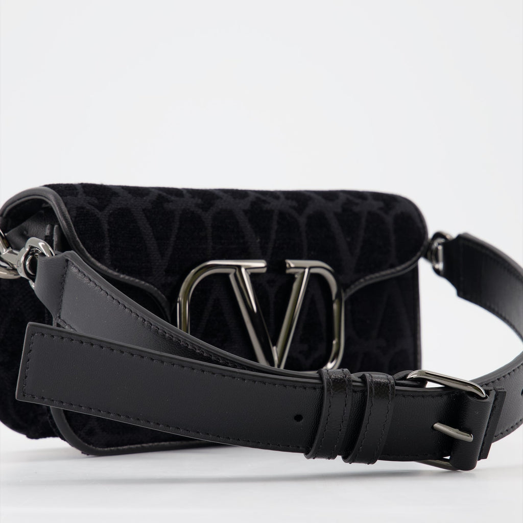 발렌티노 가라바니의 미니 로코 백 (남성) 이미지 - 2023 봄-여름 시즌 - 세부 사항 보기 5