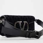 발렌티노 가라바니의 미니 로코 백 (남성) 이미지 - 2023 봄-여름 시즌 - 세부 사항 보기 5