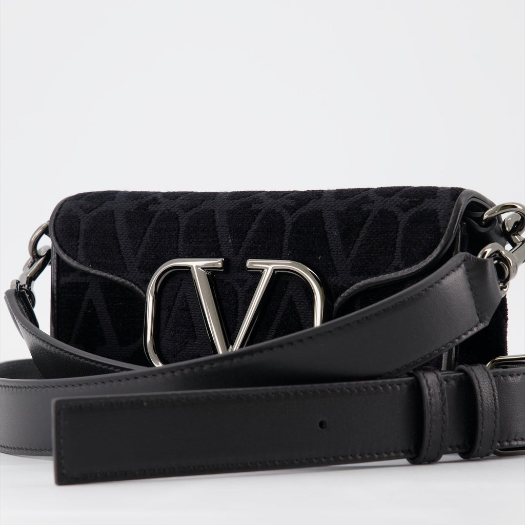 발렌티노 가라바니의 미니 로코 백 (남성) 이미지 - 2023 봄-여름 시즌 - 세부 사항 보기 8