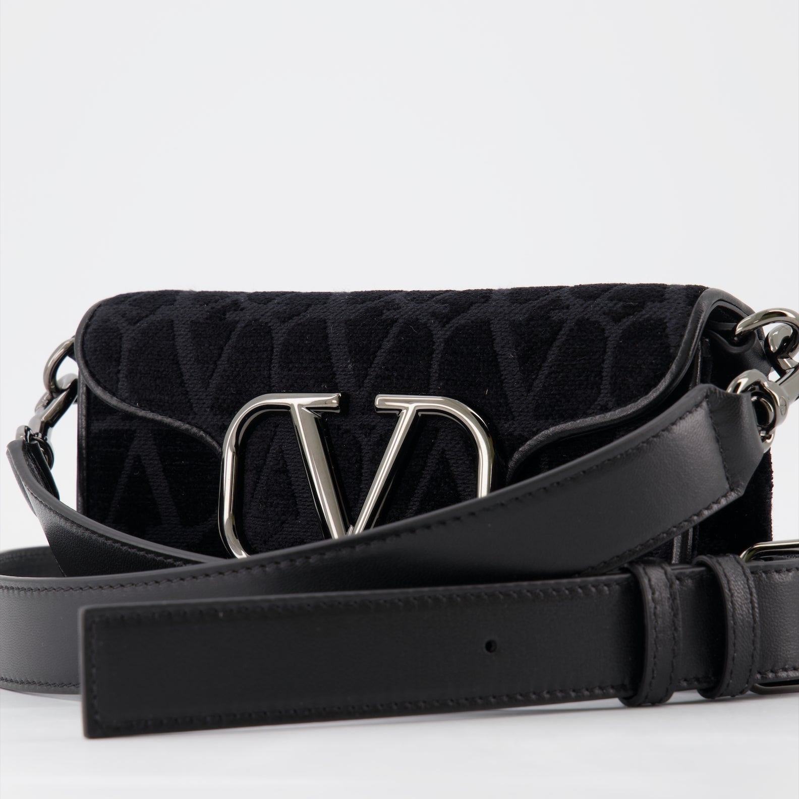 발렌티노 가라바니의 미니 로코 백 (남성) 이미지 - 2023 봄-여름 시즌 - 세부 사항 보기 8