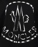 Imagen de la camiseta con logo metálico de Moncler para mujeres - Temporada Otoño-Invierno 2022 - Vista de detalle del producto 2