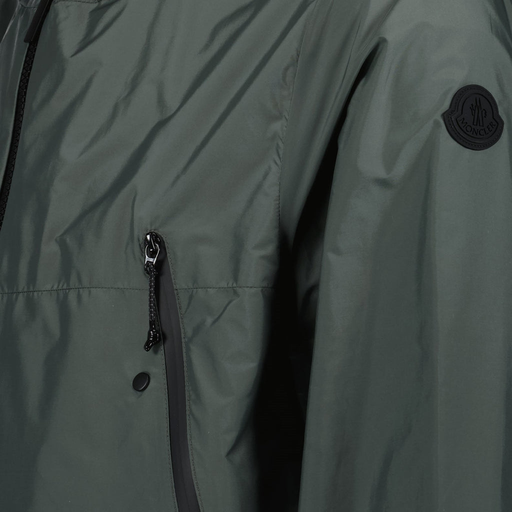 Imagem da Veste Junichi Grise da Moncler para Homens - Temporada Primavera-Verão 2023 - Vista Detalhe 1