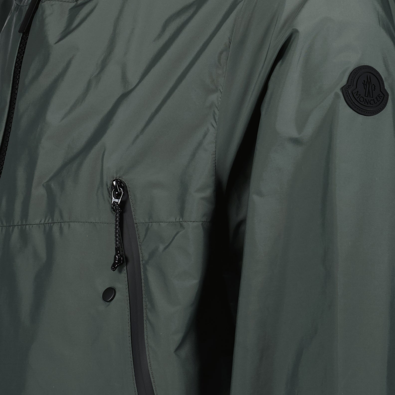 Imagem da Veste Junichi Grise da Moncler para Homens - Temporada Primavera-Verão 2023 - Vista Detalhe 1